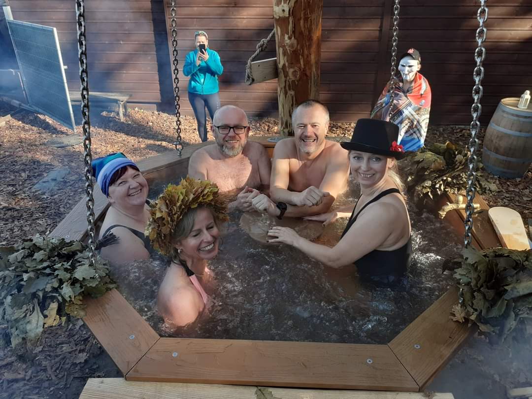 kąpiel konopna grupa znajomych